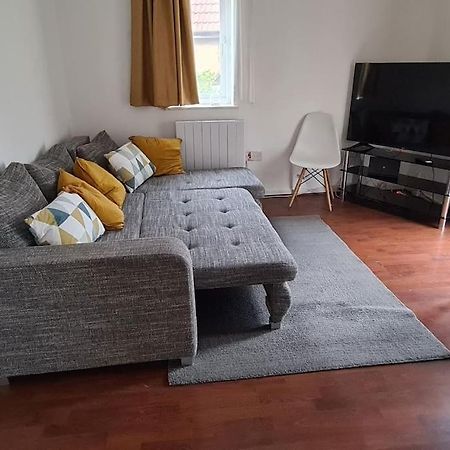 Private 2 Bed Flat Close To Excel & City Airport London Exterior foto