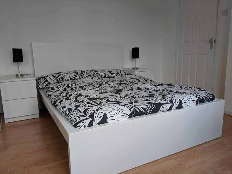 Private 2 Bed Flat Close To Excel & City Airport London Exterior foto
